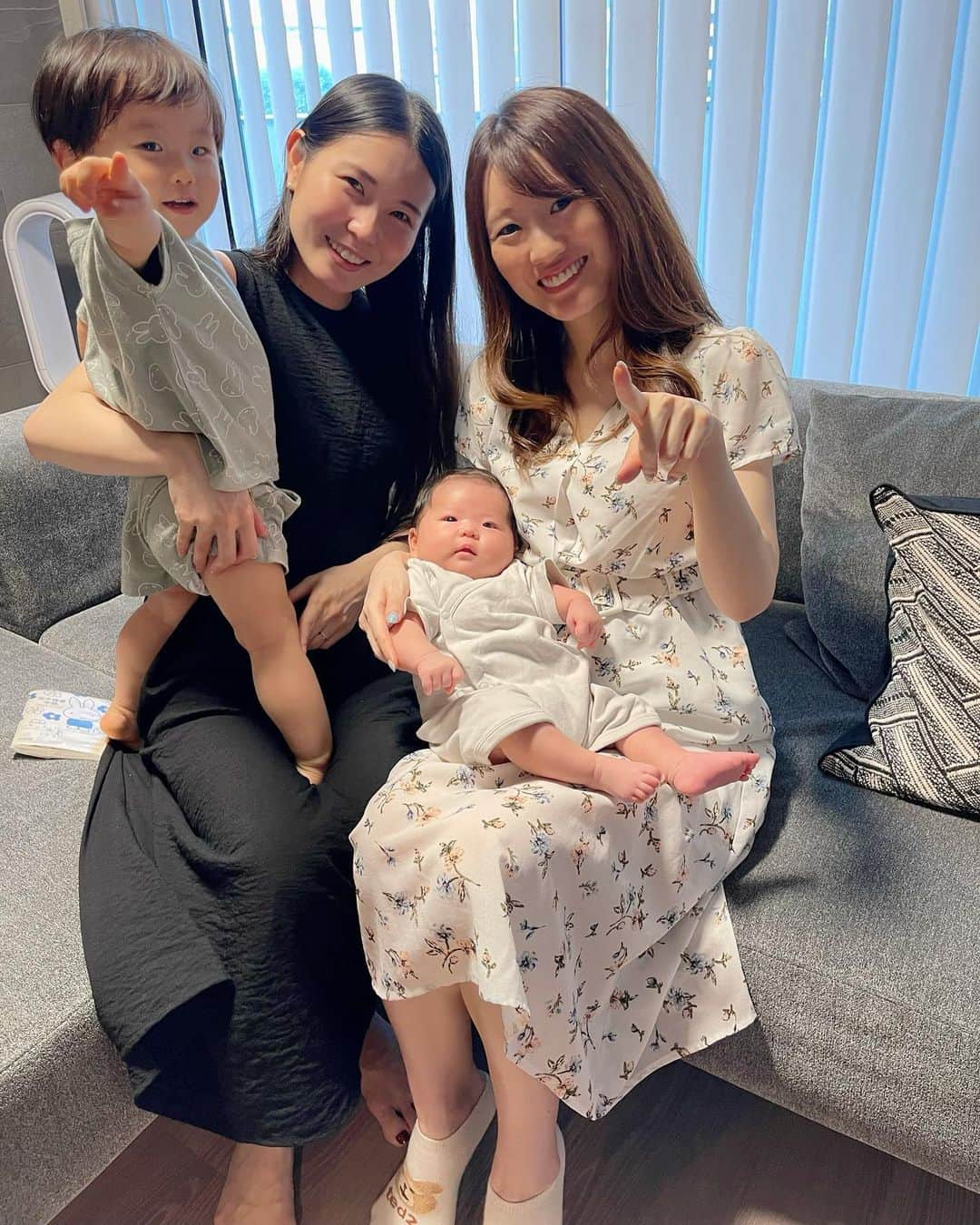 のインスタグラム：「きょうこちゃんのお家に 遊びにいってきたよ💞  ポーたまとi'm donutを手土産に🤘  長居しちゃった〜🤣💞 ありがとう🐈  #ポーたま #おすし屋さんのポークたまごおにぎり  #imdonut #pizza #🍙#🍩#🍕」