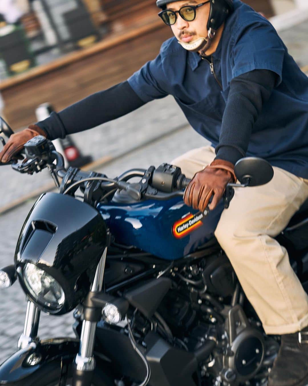 Harley-Davidson Japanさんのインスタグラム写真 - (Harley-Davidson JapanInstagram)「Harley-Davidson Lifestyle メカニカルな仕組みが男心を刺激。シックカラーのハーフジップシャツが作る半歩先行く今旬ワークスタイル  https://www.harley-davidson-japan.jp/top/CSfTop.jsp  #ハーレーダビッドソン #HarleyDavidson #UnitedWeRide #ハーレーアパレル #ハーレーライフ #ハーレーのある生活 #ファッション #HarleyDavidsonLifestyle」8月11日 17時47分 - harleydavidsonjapan