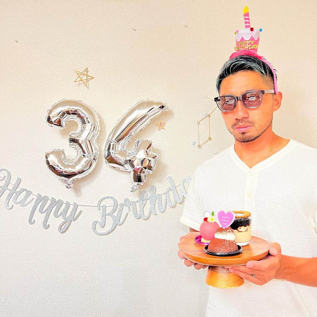 のインスタグラム：「たくさんのお祝いメッセージありがとうございます🎉 家族や皆さんに 祝ってもらえて本当に幸せ者だと思います✨ 34歳も楽しく、感謝の気持ちをもって頑張っていきます🔥  #0811 #34 #ありがとう」