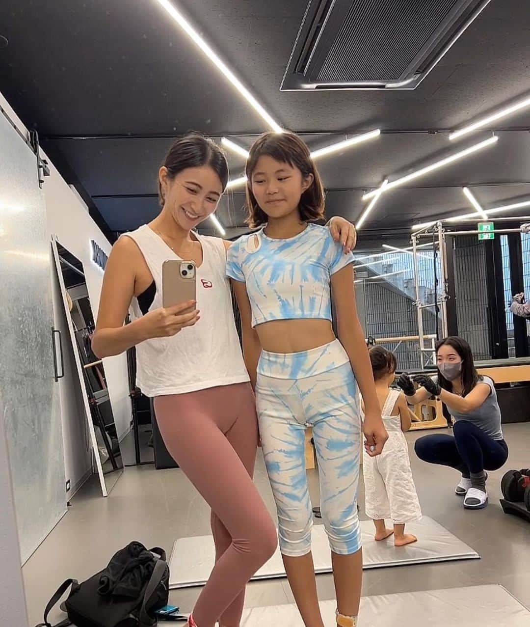 河中あいのインスタグラム：「Kids pilatesが出来るstudio♡ @3731bodyworx   私の50分のセッション後に娘も30分セッション✨ 途中経過の時点で姿勢がもう見違えるように変化してた。 スマホ使いすぎのお子様方も是非とも一緒に受けるのオススメ☺️姿勢改善❣️ 先生もフランクで優しいので安心です♡  #代々木上原ピラティス #代々木上原 #kidspilates」
