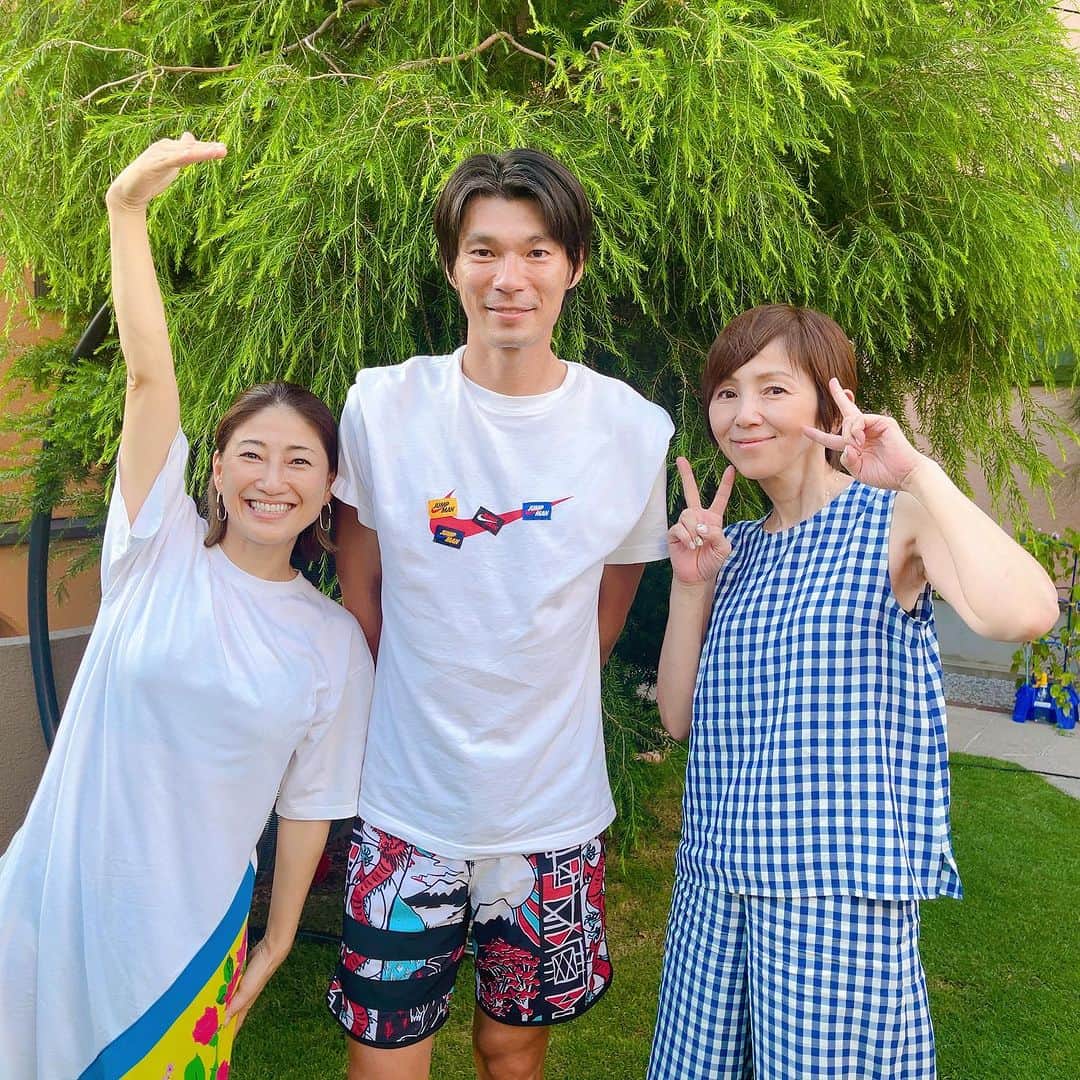 渡辺満里奈のインスタグラム：「. いつかの夏休み🌻  @maeakichannel  のお庭でプール☀️  そして陸上棒高跳びで5m83の日本記録を保持するオリンピアン・澤野大地さん @daichisawano  と初めましてでした。  とても子煩悩で、冷静で、論理的思考の大地さん。 スポーツの発展やスポーツを通しての社会貢献を深く考えていらして、講演を聞きたい！と思う魅力的な方でした。  ご近所さんということも発覚したし😁またたくさんお話しましょう！  ★ #陸上 #まえあきchannel  #夏休み #どこにも行かないので誰か遊んで！」
