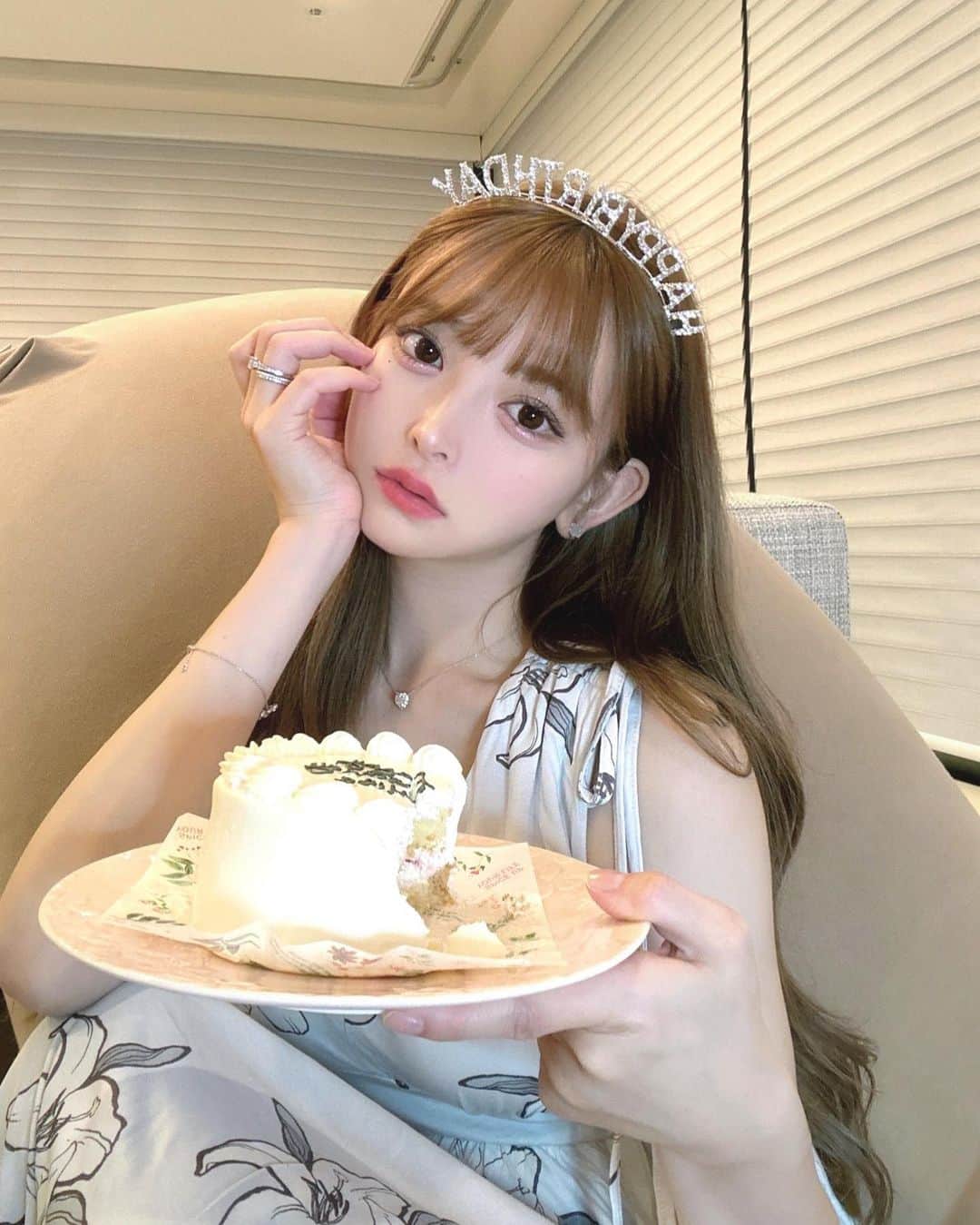 のインスタグラム：「昨日はお付き合いいただきありがとう~🤍💗幸 ⁡ #happybirthday #誕生日 #ケーキ #背景ヨギボー」