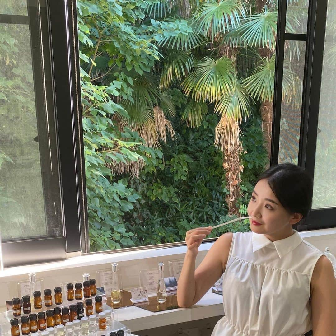 白石小百合さんのインスタグラム写真 - (白石小百合Instagram)「. Perfumer days 🌳  香りのアトリエ CasaWhitteにて創作中（調香♡）  個人様のオーダーフレグランスや ブランドのオリジナルフレグランス 企業様との香りブランディング 空間用の香り、香りグッズなど 様々なご相談を承っております  こちらのお写真たちは、 個人様とのフレグランスカウンセリングの様子の一部。  なので、オルガン台(調香台)はまた別にありまして… 香料や創作物が増えて瓶が増えてどうしようという感じ。笑  そんなこんなで 日々の大半は香りとの対話で 気がついたら時が過ぎてゆきます…もう八月も半ば…  東京は青山にこんな森あったなんて…！とお客様から驚かれる不思議な空間です。天気が良いと鳥の鳴き声🦆今は主に蝉の鳴き声（笑）そんなゆったりした場所です🌳  よろしければ Whitteのホームページから ご予約の上お越しいただけますので よろしければぜひ、ゆっくりどうぞ🫖 @whitte_official   オーダーフレグランス、ショッピング、リラクゼーションご予約はこちら▶︎ https://shop.whitteinc.com/collections/reservation  💚  #perfumer #fragrancedesigner #partofmylife #mydays #mywork」8月11日 18時02分 - sayurishirais