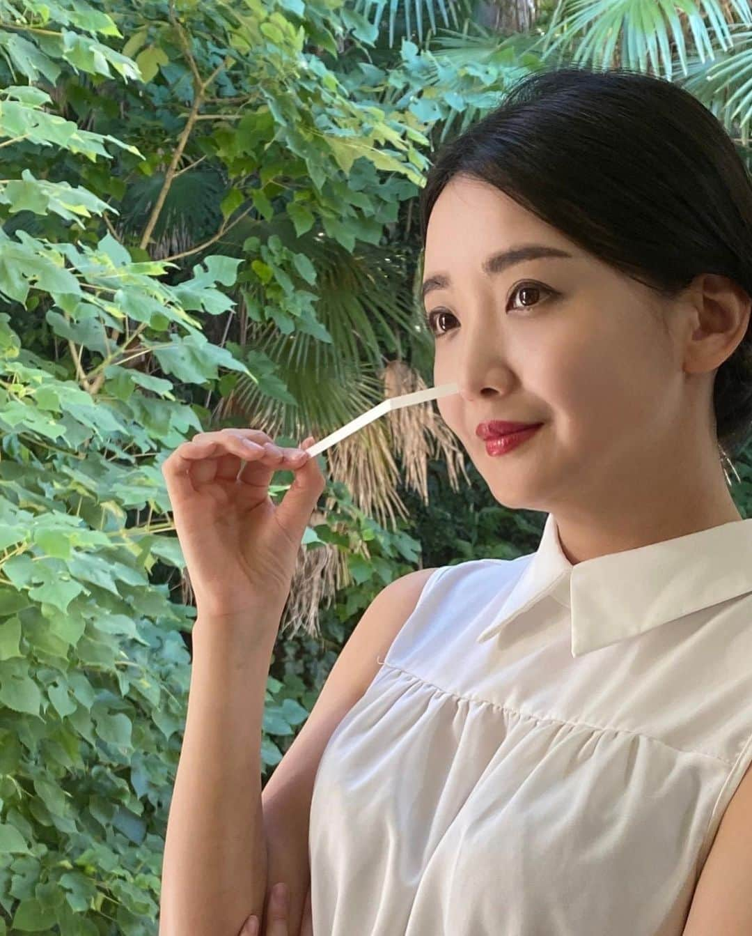 白石小百合さんのインスタグラム写真 - (白石小百合Instagram)「. Perfumer days 🌳  香りのアトリエ CasaWhitteにて創作中（調香♡）  個人様のオーダーフレグランスや ブランドのオリジナルフレグランス 企業様との香りブランディング 空間用の香り、香りグッズなど 様々なご相談を承っております  こちらのお写真たちは、 個人様とのフレグランスカウンセリングの様子の一部。  なので、オルガン台(調香台)はまた別にありまして… 香料や創作物が増えて瓶が増えてどうしようという感じ。笑  そんなこんなで 日々の大半は香りとの対話で 気がついたら時が過ぎてゆきます…もう八月も半ば…  東京は青山にこんな森あったなんて…！とお客様から驚かれる不思議な空間です。天気が良いと鳥の鳴き声🦆今は主に蝉の鳴き声（笑）そんなゆったりした場所です🌳  よろしければ Whitteのホームページから ご予約の上お越しいただけますので よろしければぜひ、ゆっくりどうぞ🫖 @whitte_official   オーダーフレグランス、ショッピング、リラクゼーションご予約はこちら▶︎ https://shop.whitteinc.com/collections/reservation  💚  #perfumer #fragrancedesigner #partofmylife #mydays #mywork」8月11日 18時02分 - sayurishirais