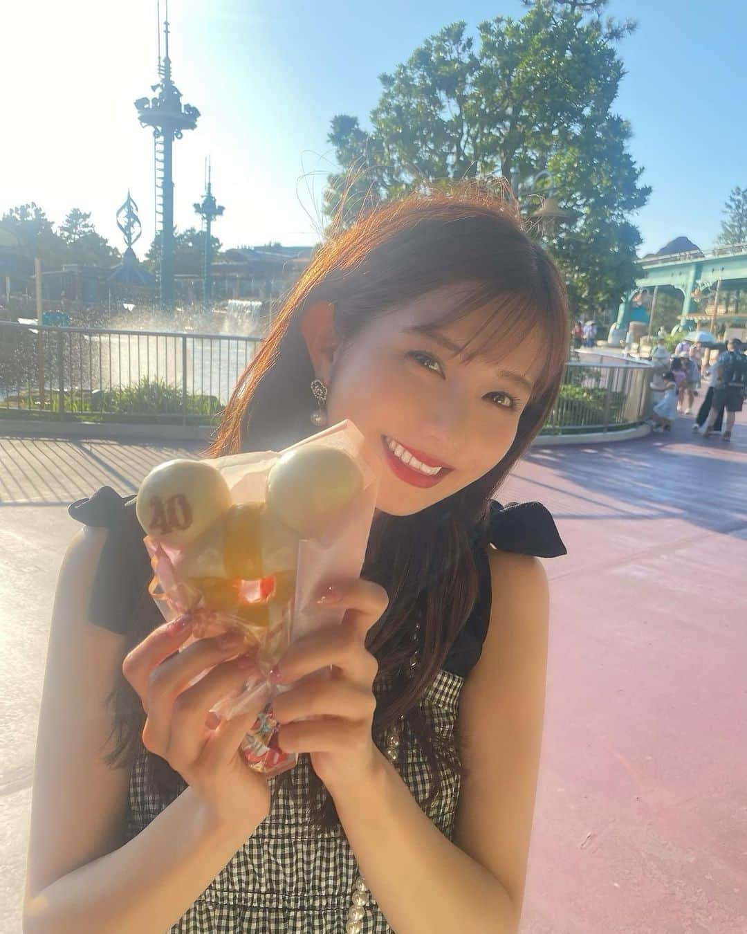 谷川愛梨のインスタグラム：「: 40周年限定のミッキーうきわまん❤︎ もっちりしっとりした生地の中に 照り焼きチキン餡が入ってて美味しかった〜🤤 耳には中華チキン餡が入ってたよっ♩  先日、赤尾先生に お肌のケアをお願いしました🐣✨ お肌のお悩みに合わせて メニューを組んでくださってます😊🍑 今月もありがとうございました❤︎  🕊@sbc_akao さん💫」