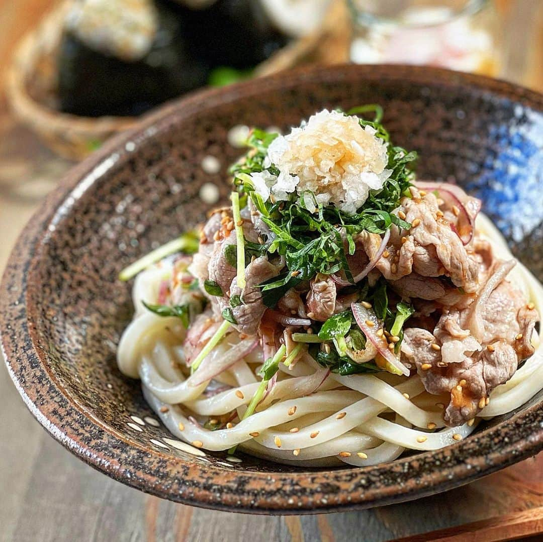 はらぺこのインスタグラム：「今日のお昼は…  さっぱり梅ポン冷しゃぶうどん🧊 悪魔のおにぎり🍙  ♪ポン酢…大さじ2 ♪胡麻油…大さじ1 ♪砂糖…大さじ1/2 ♪ はちみつ梅干し…2個(細かく刻む) ♪辣油…お好みで 👆ボールに混ぜ合わせてタレをつくる  ☆しゃぶしゃぶした冷しゃぶ用豚肉を5〜6枚 ☆スライスした紫玉ねぎを水で晒してしっかり水切り ☆豆苗は洗って食べやすい大きさに刻んで水切り  ♪+☆を全て混ぜ合わせて 湯がいて氷でしめた冷たいうどんの上に 盛り付けてら出来上がり😋 食べる時はうどんと豚肉を絡めていただきます🙏  冷蔵庫にあった鬼おろし大根と大葉 温泉たまごもええ仕事してくれます👍  簡単に出来てさっぱり美味しいので 夏休み中のお昼ごはんにぴったりです🤗  水曜日トリミング拒否したゲンさん🐾 みんなにボサボサで獣臭してきたな〜！ って言われてるけど分かってるのか？  #お昼ごはん #おうちごはん #フーディーテーブル #おうちごはんlover #うどん #冷やしうどん #冷しゃぶうどん #家庭料理 #料理 #おうち時間 #野菜 #おにぎり #丁寧な暮らし #日々の暮らし #クロワッサン大人のうつわ部  #食育 #うつわ #器 #豆皿 #冷しゃぶ #民藝 #冷しゃぶサラダ #やちむん #沖縄 #山の日 #おひとりさまランチ #トイプードル #トイプードル男の子 #ポン酢」