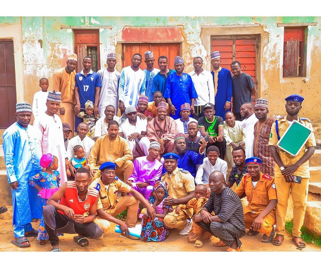 アーメド・ムサのインスタグラム：「As Friday Shines in the heart of believers may you n your family be among the ones who will receive the benefits and blessing of it's Prayers. 🤲 Juma'at Mubarak ❤️👏🎉」
