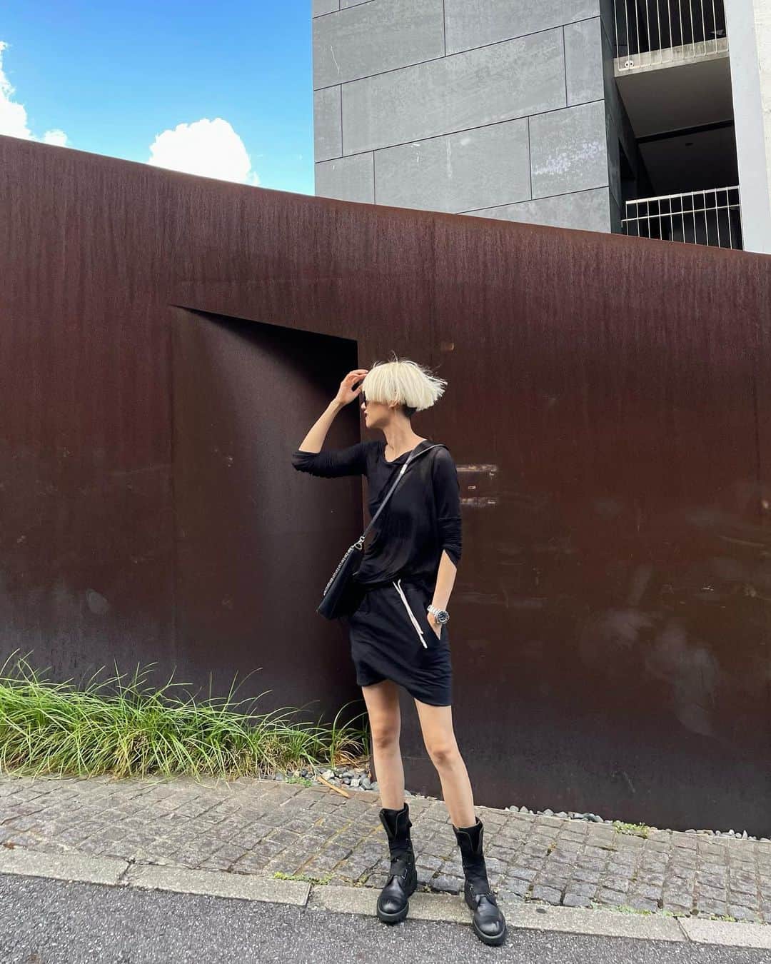 シェンのインスタグラム：「Back to all black🖤 久しぶりのリック @rickowensonline」