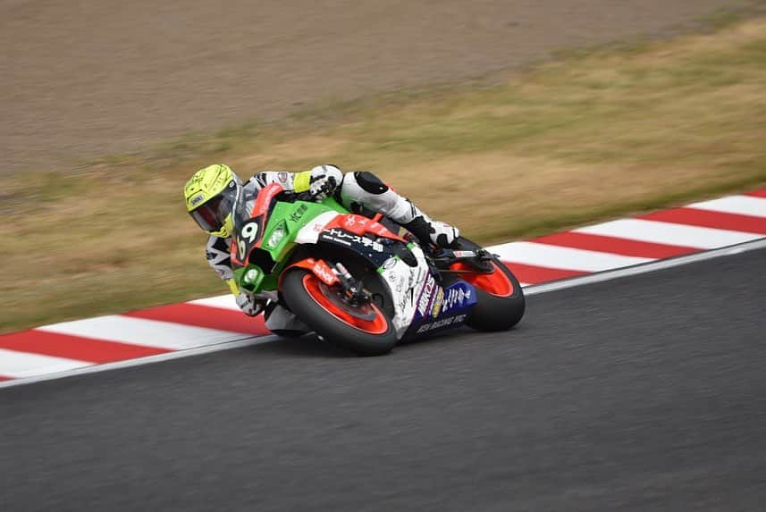 武田智恵さんのインスタグラム写真 - (武田智恵Instagram)「山科カワサキKENRACINGのライダーさんのちょーかっこいいお写真頂きました🙏♥️ めちゃくちゃカッコ良いんです、ほんとーに‼️💓 ぜひ見てくださいっ‼️ お写真ありがとうございます🙇‍♀️  #山科カワサキ #KENRACING #可部谷雄矢 選手 #川口篤史 選手 #岡田秀之 選手 photo by Twitter @cbr1000rrkokai」8月11日 17時59分 - chie_takeda