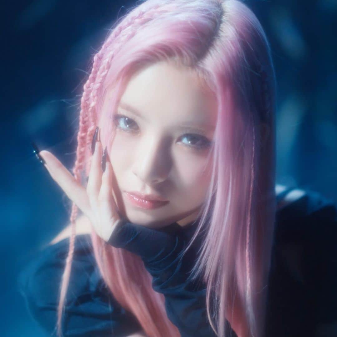 EVERGLOWのインスタグラム：「EVERGLOW 4TH SINGLE ALBUM  <ALL MY GIRLS> SLAY MV Teaser #YIREN  ▶ https://youtu.be/4k_7i300tLw  2023.08.18 6PM (KST)  #EVERGLOW #에버글로우 #ALL_MY_GIRLS #SLAY #이런」