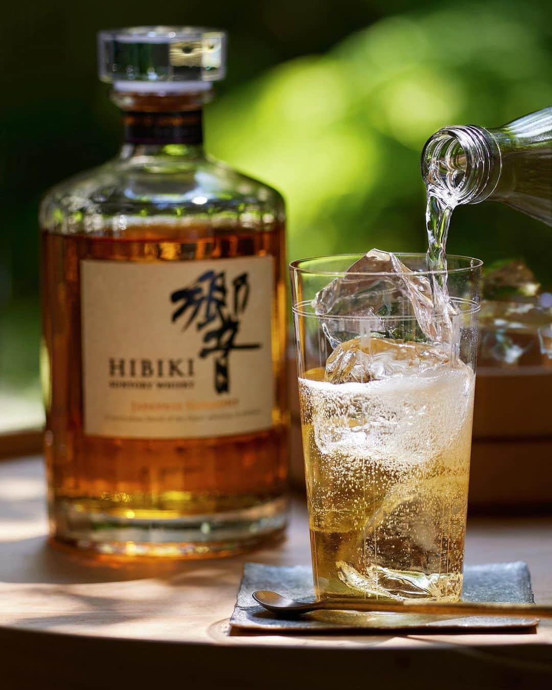 響 | SUNTORY WHISKY HIBIKIのインスタグラム：「. HIBIKI TIME ～二十四節気・立秋～  炭酸水を注ぎ仕上げる涼やかな一杯。 Pour soda water into a glass of whisky to create a refreshing drink.  #hibiki #響 #hibiki_time #二十四節気 #24seasons #立秋 #risshu #withnature #深緑 #響ハイボール #hibiki_with_soda #切子グラス #kirikoglass #夏 #summer #夏の光 #summer #sunlight」