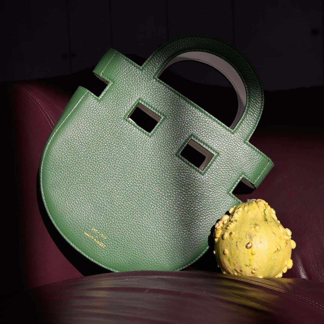 コルトモルテドのインスタグラム：「Better together ✨ @lucy_folk Visage Bag Forest Green 💚 find out three new leather colourways on our website」
