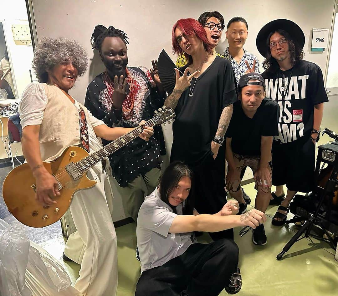 SUGIZOさんのインスタグラム写真 - (SUGIZOInstagram)「With Afro Begue〜😆  #WHATISJAM? #SHAG  #SPECIALOTHERS  #AfroBegue #パジャマで海なんかいかない #HATAKEN #坪口昌恭 #YumiIwaki #KenichiTakagi #tatata5 #GIVEUPGUYS #高岡真也」8月11日 18時11分 - sugizo_official