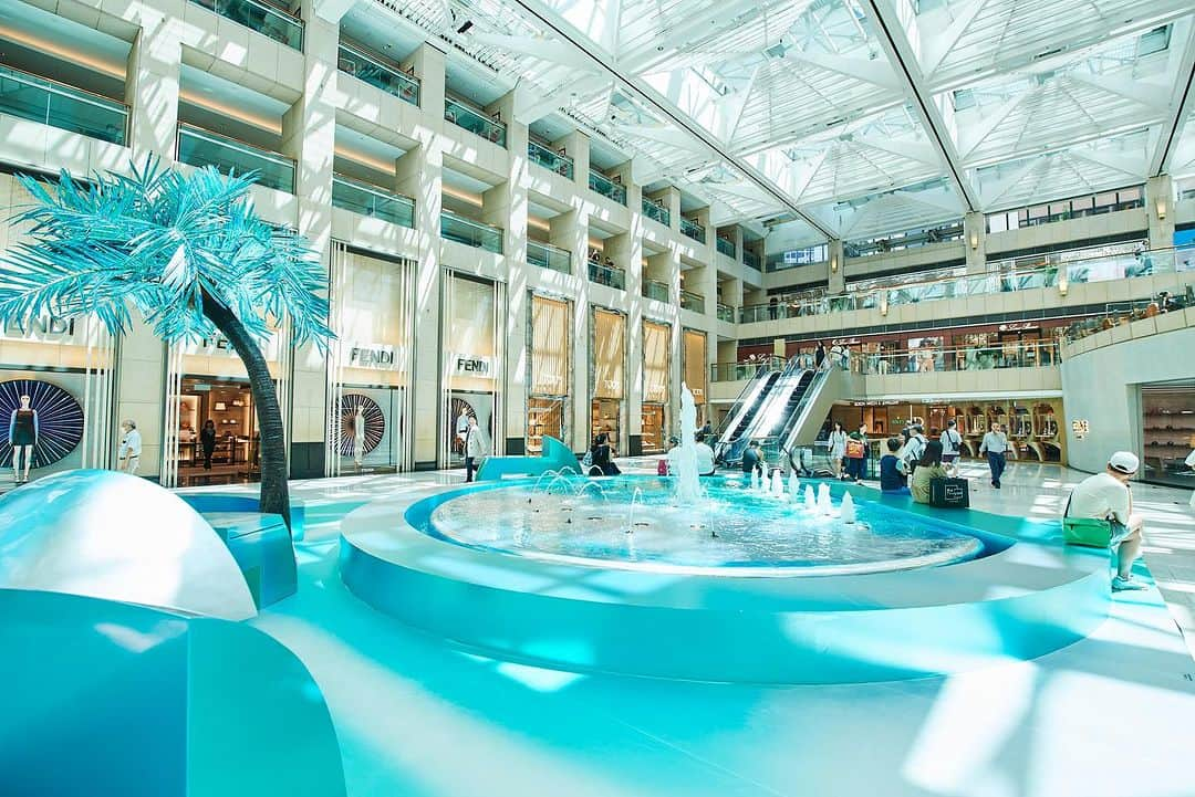 YOSHIROTTENさんのインスタグラム写真 - (YOSHIROTTENInstagram)「"Fluid Garden" at LANDMARK Hongkong @landmarkhk @belowground.hk  🌴🧚🏻‍♂️🩴🐬💦💎 2023.8.1-8.31」8月11日 18時04分 - yoshirotten