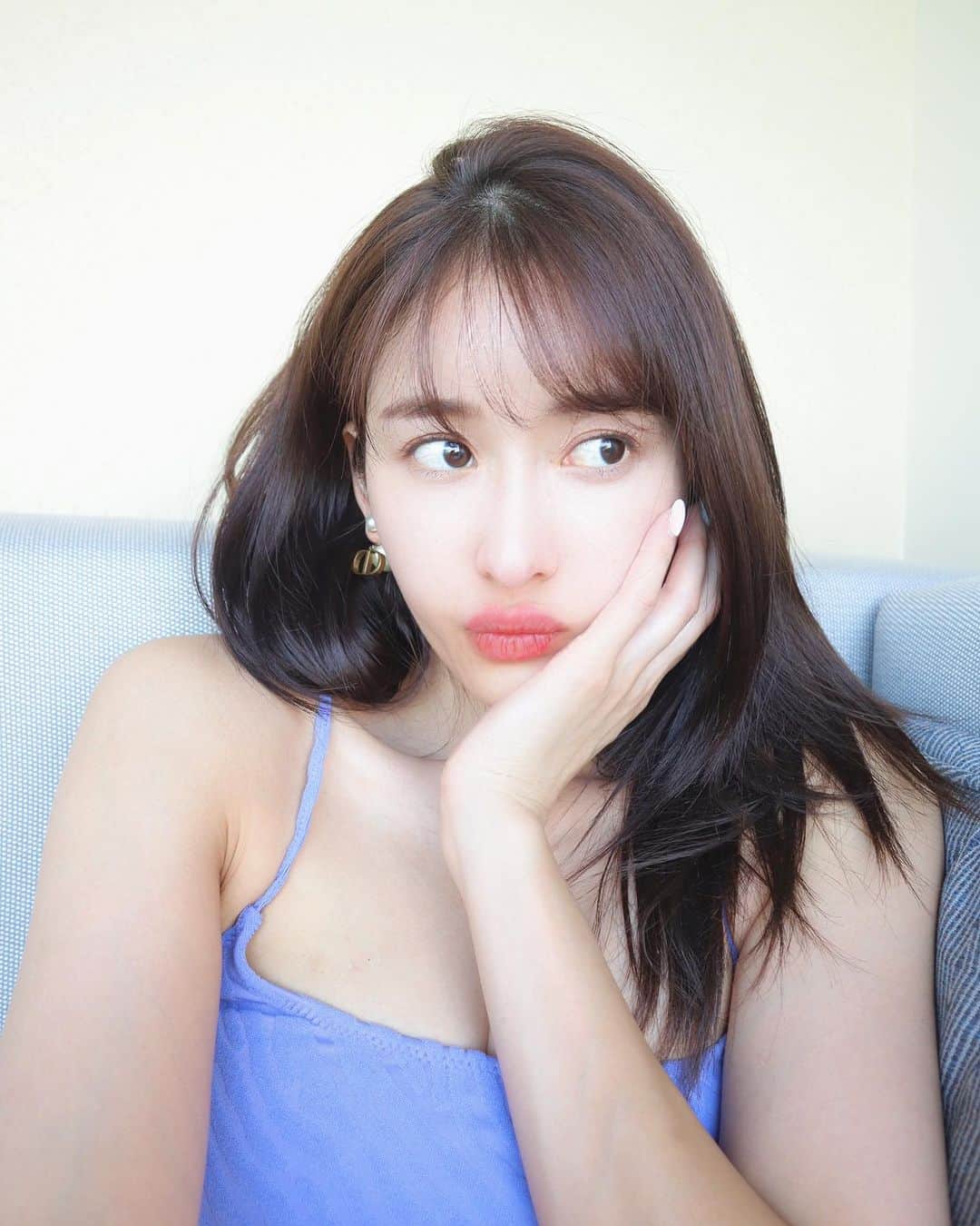 川口優菜のインスタグラム：「Came to say thank you Hawaii!! ハワイにありがとうと伝えにきた🌺  一年前私に沢山の勇気をあたえてもらい、 そして独立して1年が経った！  色んな感情が湧いた一年でしたが、 これで良かったんだよね☺️  そう信じて2年目も、 自分が信じた道を歩んでみます☺️  皆様も昨年から、 沢山の励ましや応援を本当にありがとうございました🙇‍♀️💕 インスタグラムを通して恩返しをしていけるよう頑張ります‼︎  皆様もお悩みの時は、 ここを一つのツールとして、 心の気持ちを打ち明ける場所として使ってくださいね！  YUNAŚCHOICEの再販日は、 お盆明けの8月17日(木)  12:00〜と21:00〜になります！！  サーバーダウンや多くのお客様へ、 お届けできるようこのような形となりました。  次回以降はクール便にて発送もしていきますので、真夏日でもご安心して受け取りができます。  引き続きどうぞ宜しくお願い致します🙇‍♀️🧡 #YUNAŚCHOICE」