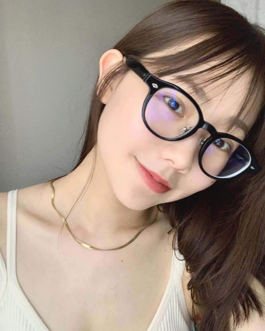 中桐菜々子のインスタグラム：「. 👓 目が悪いからメガネ必須。 やっと新調した👀  #眼鏡 #メガネ女子 #メガネ #黒縁メガネ」