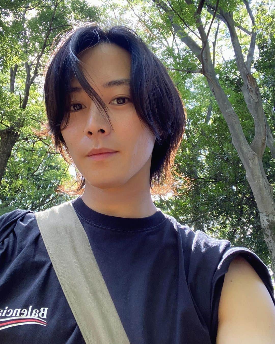 猪野広樹のインスタグラム：「皆様！！  来月9/11(月) に誕生日当日に「いののおふ」配信できることになりました！！！！  この前の配信で言ったことが叶いました…！！！　　  やったー！！これも皆さんのおかげです！！！  時間等は追ってまたお伝えします…！！  内容は、ふふふ。  お楽しみに…笑  ps 神社でお参りして参りました…！  お祈りする時に柏手が心地よく響いて、気持ちのいい空間だったなぁ。」