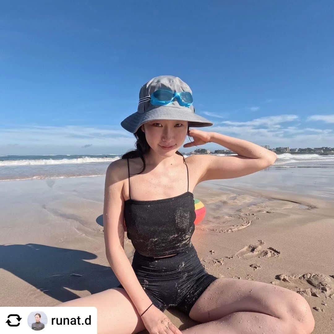 ハ・ヨンジュのインスタグラム：「싱잉볼 명상 안내자 성스런 선생님 께서 소울숲 블랙 탑과 레깅스를 착용하시고 바닷가에 놀러가셨네요, 요가,운동할 때 뿐만 아니라 일상에서도 함께할 수 있는 소울숲♡  오늘도 소울풀한 하루 되세요. . 싱잉볼 명상에 관심 있으신 분은 성스런선생님의 인스타에 방문하시면 스케줄을 확인 하실 수 있습니다! @runat.d」