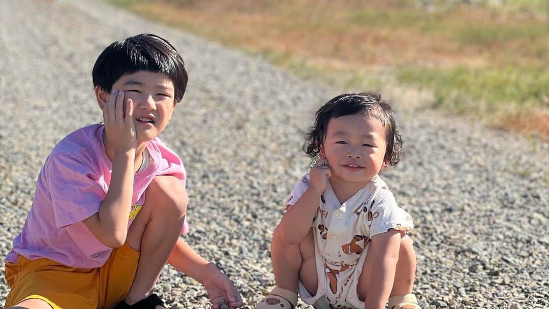 山脇充さんのインスタグラム写真 - (山脇充Instagram)「夏休み前半戦の動画アップしました！  今の小学生の夏休みの宿題すごいし、朝顔テイクアウトとかラジオ体操とか懐かしいし、海とかかき氷とか夏休み最高！！  #YouTube #やまわきくん家 #1歳 #6歳 #夏休み #兄弟」8月11日 18時14分 - ninninyamayama