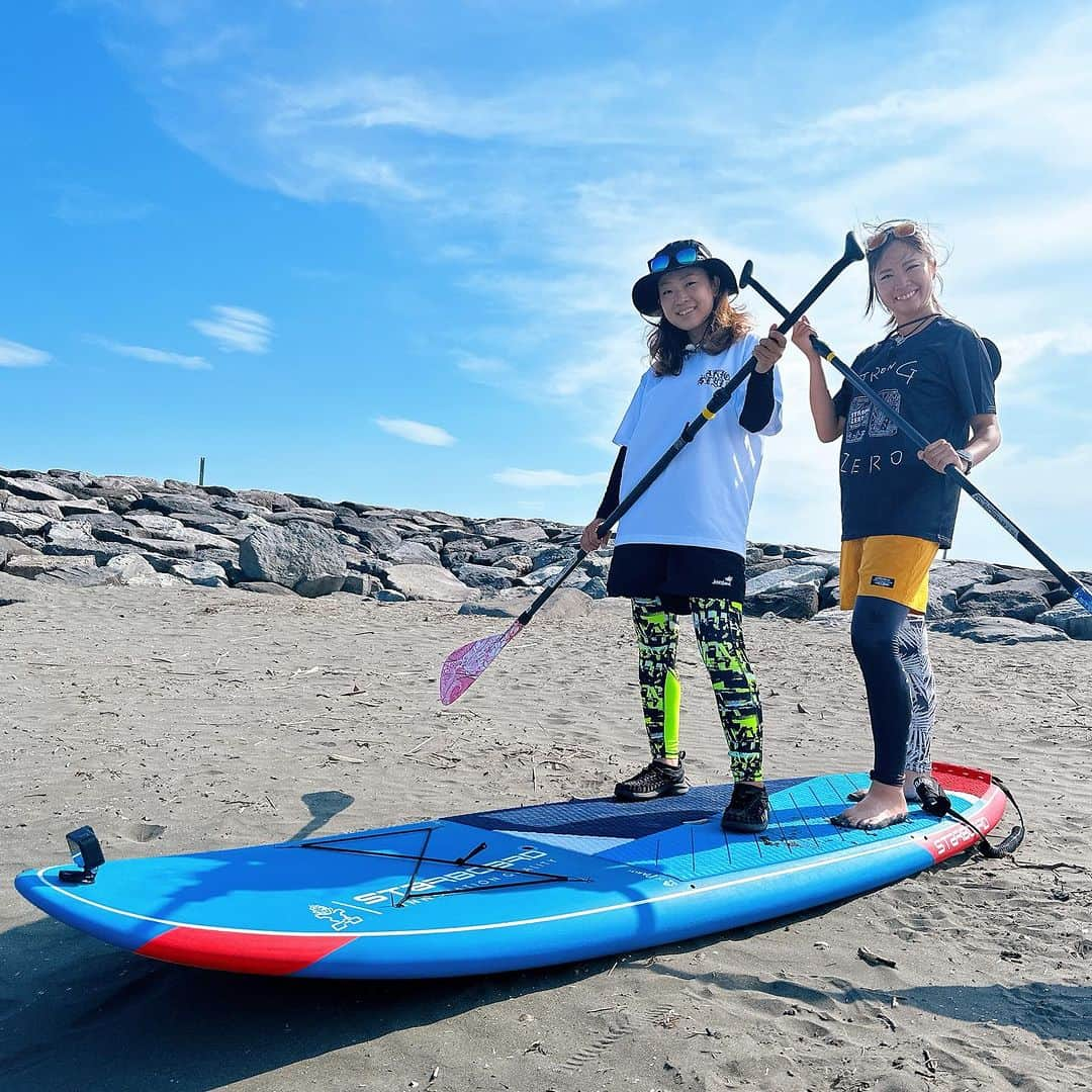 渕上万莉 のインスタグラム：「休日は釣りに夢中❗️  今回は初めてSUPフィッシングに挑戦🎣✨  ずっとやってみたかったけどSUP自体やったことなくてなかなかプライベートではチャレンジ出来なかった釣りなので めちゃくちゃ楽しみにしてました😆🔥  強風予報で初心者2人🔰 ハプニングが起きる予想しかできんかったけど…  1日目は神奈川県茅ヶ崎のサーフショップ『hosoi』 #hosoii さんでSUPレクチャーを受けて🐯🌊 2日目は静岡県西伊豆に移動して #伊豆松崎マリーナ で実釣スタート🎣  #海快晴 さんのサポートのおかげで 安全に風裏ポイントで釣りする事ができて助かったー😂🌴  めちゃくちゃ楽しいSUPフィッシングやけど風、波予報は船釣り以上に影響があって大事ってことを思い知りました🏄‍♀️🌊  釣りを安全に楽しむ為に大事な事。 それは1番大事な事✨  結果はいかに⁉️⁉️🏄‍♀️  釣り以外でも休日を満喫しまくった2日間♨️ 前日大時化のイカメタル終わり寝ずにロケ車に乗って向かった関東🚗  無茶振り鬼のディレクターにはしっかり仕返ししてやりました🌊（笑）。  その仕返しが怖いなぁ…😨💻  釣りビジョン📺 明日8/12 （土）20:00〜21:00  まったーーり見てね🥹❤️  台風7号邪魔過ぎるけど😡 お盆休み楽しんでね😆♨️🙏🏽🌴  #休日は釣りに夢中  #釣りビジョン #sup #supfishing  #茅ヶ崎  #西伊豆 #釣り #夏の釣り  #にっしゃん #フッチー」