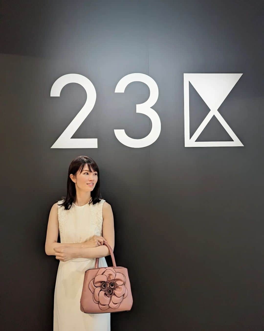 三宅裕子のインスタグラム：「𝟐𝟑区 𝟑𝟎𝐭𝐡 𝓐𝓷𝓷𝓲𝓿𝓮𝓻𝓼𝓪𝓻𝔂 𝓡𝓾𝓷𝔀𝓪𝔂 𝓢𝓱𝓸𝔀 💎 @23ku_official⁡ 30周年おめでとうございます🎉  先日ご招待いただきブランド初の ランウェイショーを 観に行ってきました♡  はるかちゃんお誘いありがとう🐰  AWのコレクションテーマは 「Things in the Suitcase」  ニットonニットやキャップ ショートブーツが特に可愛かった☺️♡  モデルさんも美しかったな✨  ショーの様子や30周年記念コンテンツ @23ku_official⁡ のハイライトから観れるよ🎶  是非チェックしてみてね❣️  .*･ﾟ　.ﾟ･*. #23区 #オンワード樫山 #23ku #23ku_30th #秋冬コレクション #レイヤードアイテム #レイヤード #シンプルコーデ #カジュアルコーデ #レディライク #Runway #ファッションショー #2023awcollection #大人コーデ #モデル」