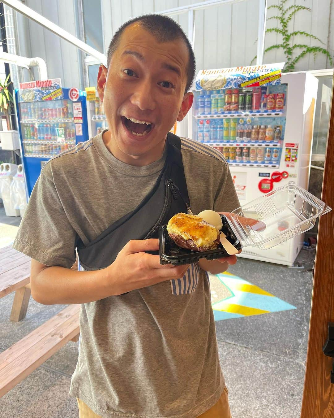 白井鉄也のインスタグラム：「壺芋美味しいよ！ 芋ダメだけどここのは美味しかったよ！ あのお芋特有のもそもそ感がなくて、ずっとしっとりで甘くて美味しいかったよ！ #壺芋 #壺芋ブリュレ @tsuboimo.butter  #スイーツ」