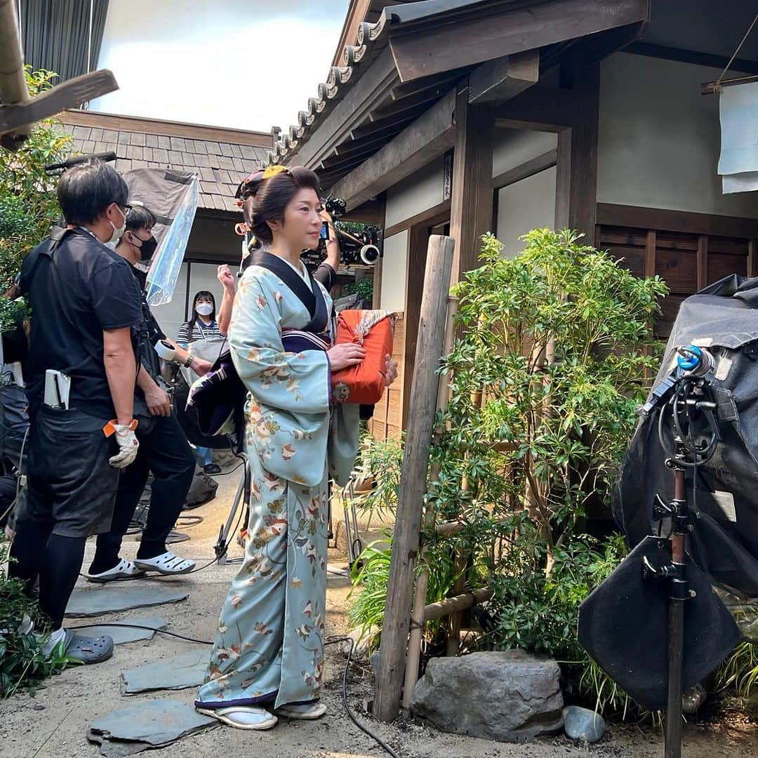 若村麻由美さんのインスタグラム写真 - (若村麻由美Instagram)「❣️本日最終回🎉おカネさんをご贔屓にしていただきありがとうございました💕  上方の髪型もはんなりと、時折、嫁ぎ先のなんちゃって上方言葉が混ざってしまうおカネさんですが、上方で鍛え上げた算盤勘定と、生まれ育った江戸の心意気を併せ持った才女でした✨ 因みにコレは、おカネおばさんの立ち方🤪  📺 BS時代劇『大富豪同心3』 NHKBSプレミアム ・BS4K  最終回「天下無双の型破り 8月11日(金)19:30～20:13  本放送 8月13日(日)18:45～19:28  再放送 https://www.nhk.jp/p/ts/2ZZZXYLNZM/ 見逃し配信：NHKオンデマンド https://www.nhk-ondemand.jp/program/P201900192900000/index.html 原作：幡大介「大富豪同心」シリーズ 脚本：小松江里子、伊藤靖朗 音楽：佐橋俊彦 主題歌：竹島宏 音楽：佐橋俊彦 出演：中村隼人、新川優愛、池内博之、石井正則、小沢仁志、村田雄浩、浅香航大、渡辺いっけい、古川雄輝、尾上松也、石黒英雄、山田純大、辻本祐樹、新藤栄作、前田美波里、松本幸四郎、若村麻由美、稲森いずみ、竜雷太 ほか 語り：林家正蔵 制作統括：内藤愼介、清水拓哉 演出：清水一彦、岡田健、岡野宏信  #mayumiwakamura #若村麻由美 #時代劇 #連続ドラマ #NHK #BSプレミアム #BS時代劇 #大富豪同心 #大富豪同心3  #最終回 #おカネ #江戸の女 #江戸ことば #上方ことば  #はんなり #かつら」8月11日 18時21分 - mayumiwakamura_official