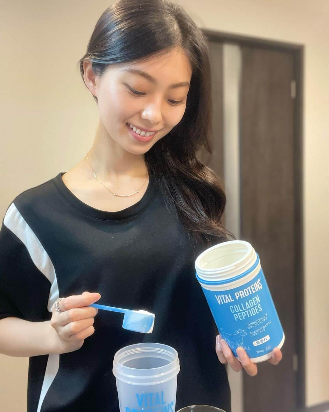 大庭絃子のインスタグラム：「⁡ ネスレのアメリカ売上No.1のコラーゲンブランド"バイタルプロテインズ" ⁡ @vitalproteins.japan  ⁡ ドリンクのほかやお料理に入れるとサッと溶けて、摂取しやすいのが良いところ♡ インナーケアも大切に、コラーゲンを取り入れていきます💕 ⁡ 公式サイトや楽天、Amazon、auPAYマーケットで購入できます。公式サイトでは初回限定で20%OFF+シェイカーボトル付き♩ ⁡ https://bit.ly/vital-proteins2308 ⁡ ⁡ #美容と健康#バイタルプロテインズ#pr #インフルエンサーワークス#コラーゲン#インナーケア#コラーゲンドリンク #お盆休みの過ごし方」