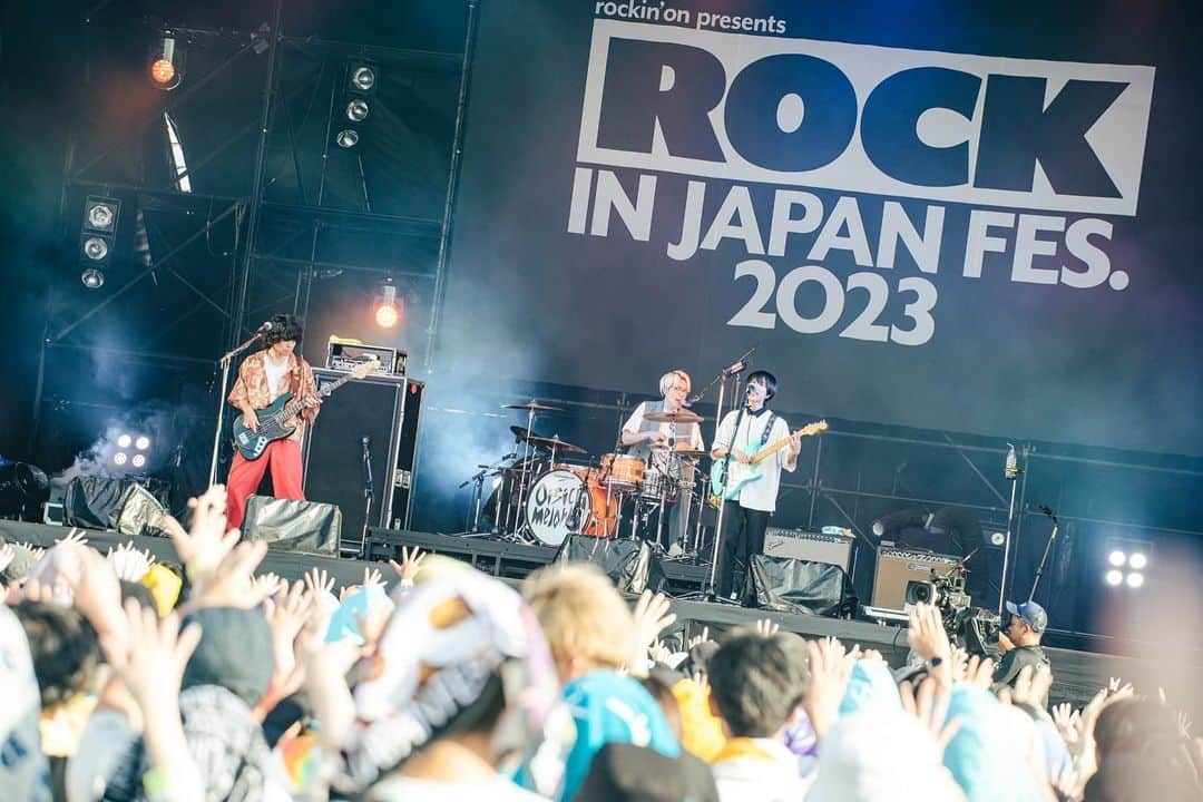 おいしくるメロンパンさんのインスタグラム写真 - (おいしくるメロンパンInstagram)「. 8/11(金祝)は、「ROCK IN JAPAN FESTIVAL 2023」でした🌿  真夏日のステージで、皆さんと一緒に盛り上がった熱いステージになりました✨  おいしくるメロンパンのステージを見に来てくださった皆さん、ありがとうございました！  次のライブは、8/21(月)「TREASURE05X　2023 20th Anniversary　～THEATER OF ENVY～」@Zepp Nagoyaです！ 名古屋の皆さん、よろしくお願いします！  Photo by @n_t_m.k  #RIJF2023 #おいしくるメロンパン」8月11日 18時25分 - oisiclemelonpan_official