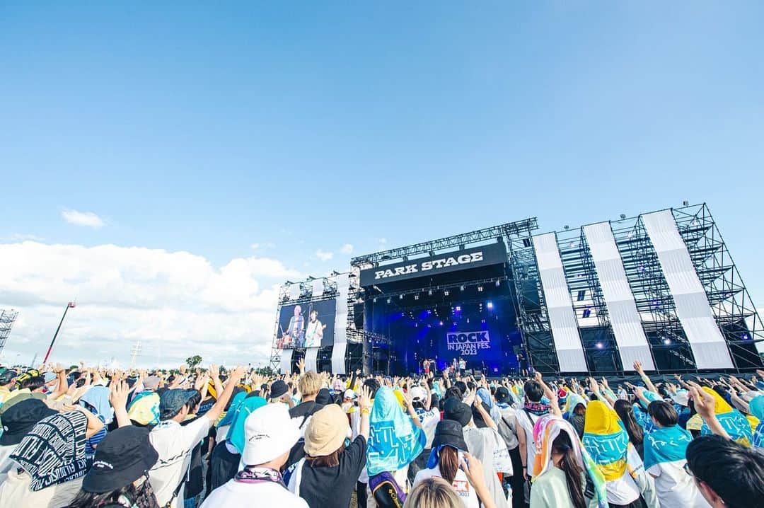 のインスタグラム：「. 8/11(金祝)は、「ROCK IN JAPAN FESTIVAL 2023」でした🌿  真夏日のステージで、皆さんと一緒に盛り上がった熱いステージになりました✨  おいしくるメロンパンのステージを見に来てくださった皆さん、ありがとうございました！  次のライブは、8/21(月)「TREASURE05X　2023 20th Anniversary　～THEATER OF ENVY～」@Zepp Nagoyaです！ 名古屋の皆さん、よろしくお願いします！  Photo by @n_t_m.k  #RIJF2023 #おいしくるメロンパン」