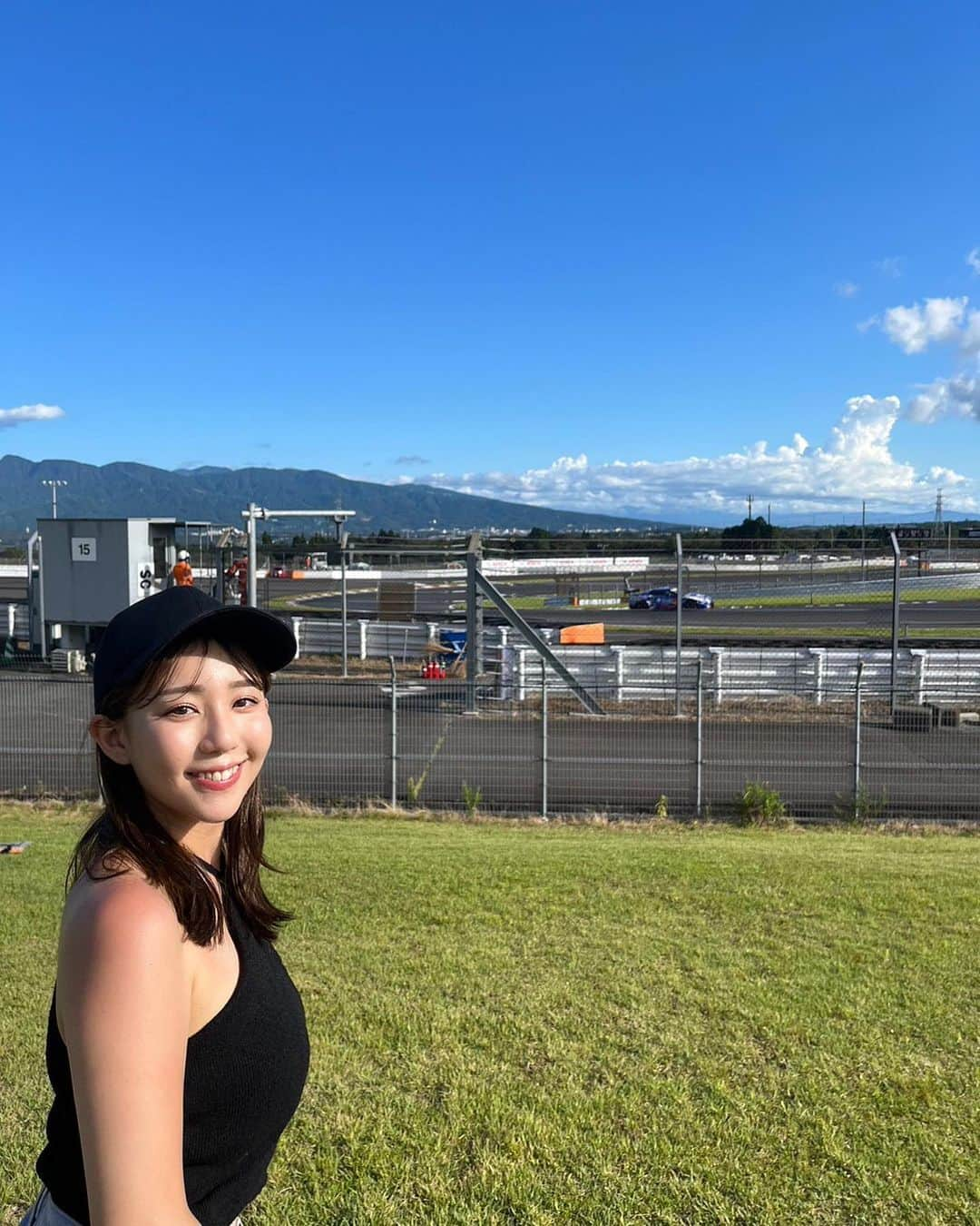 日野麻衣のインスタグラム：「初めての、富士スピードウェイ お目当てはSUPER GT🏎️⛽️  大迫力の音に興奮した。 展示されてた、初めての車の中はカラフルなボタンが沢山あって、驚き。  もっと色んなこと勉強したいな☺️  夢中になって散策してたら、めっちゃ焼けた😭  #富士スピードウェイ #スーパーgt」