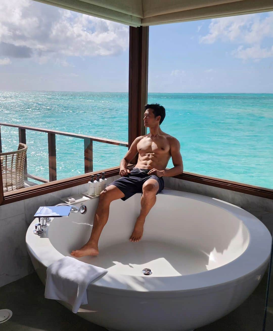 ティムのインスタグラム：「Resetting inner chill 🌊 . . . . #amazingmaldives #asianmodel #seascape #summervibes #summerbody #summergetaway」