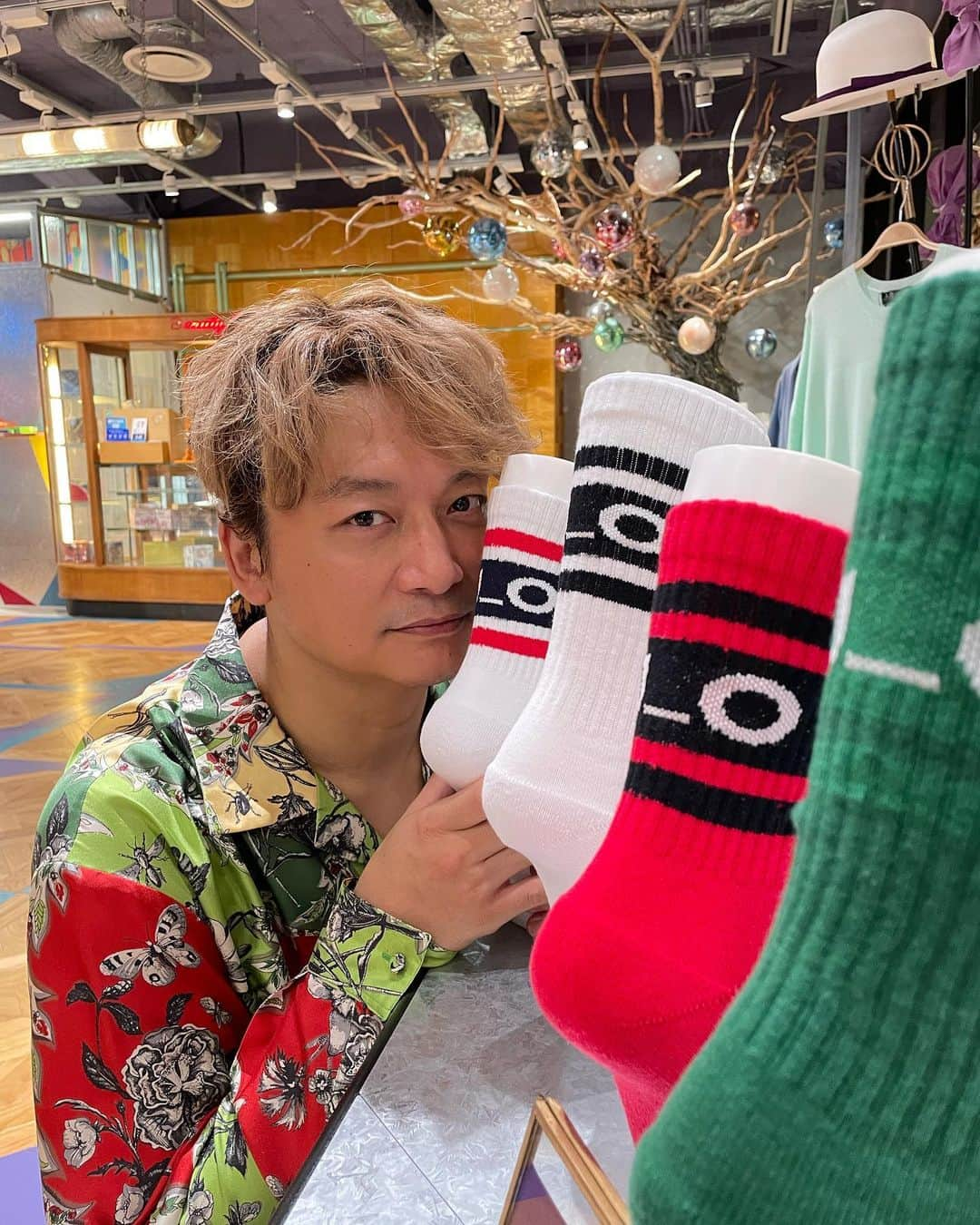 香取慎吾のインスタグラム：「香取慎吾 こだわりの靴下 完成！ 嬉しい嬉しい嬉しい  #ヤンチェオンテンバール #J_O @jantje_ontembaar  #福助 @fukuske_press  #靴下 #靴下好き #靴下好きな人と繋がりたい #靴下コーデ #靴下女子 #靴下男子 #靴下ガール #靴下ボーイ #靴下慎吾 #慎吾靴下  #socks」