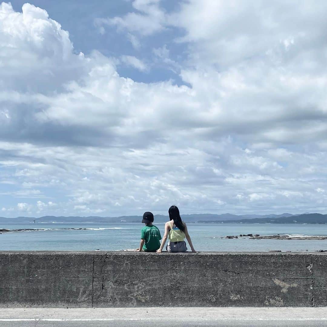 横溝菜帆のインスタグラム：「. 海がとても綺麗でした☺︎  6年ぶりに会った、はとこ達 大きくなっててびっくり。 でも可愛かった🤍🤍  #南紀白浜」