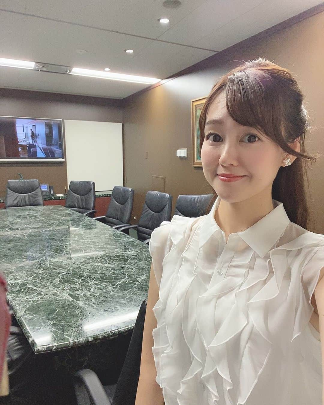 樋田かおりのインスタグラム：「オフィス移転しました♪part3  こちらは役員会議室です📸 今週はメディア取材の撮影場所として活用。 オンラインで東北＆関西メンバーを繋ぎ、同じ時を過ごしました☺️  #女子アナ広報室　 #女子アナ司会部 #地方局 #アナウンサー  #キャスター  #女子アナ #司会者　 #司会者募集  #ナレーション  #起業 #YouTube  #トークナビ #オフィス」