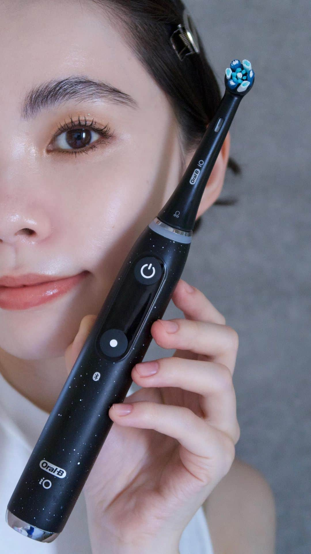 るうこのインスタグラム：「Oral-B iO10電動歯ブラシ( @oralb_jp ） 最近これに変えてすごく良かったのでみんなにお勧めしたいのです！ 奥の歯まですぐにツルツルになるし (手磨きでは実現できなかったレベルで) 歯を一本一本包み込む丸型回転ブラシ 99.7%UP*の歯垢除去力で、 歯垢の蓄積まで防いでくれるみたい🦷　*手磨きとの比較。P&G調べ AIが磨き残し箇所を検知してくれるので安心して磨けるのも助かります💙 自分の家でまるで歯医者さんに行った後みたいに ツルピカの歯になれるのが本当に嬉しい 皆さんもぜひチェックしてみてね🕊   #OralBiO #オーラルB #ブラウンオーラルB #電動歯ブラシ #歯ブラシ #おうちで歯科クリーニング #promotion」