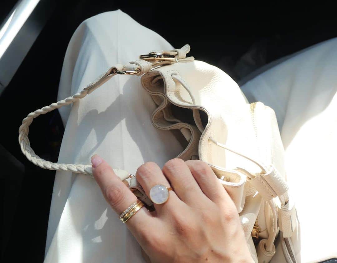 本郷多香子のインスタグラム：「最近仲間入りした @odul.jewelry   ゴールドのシンプルなアクセサリーしか持ってないんだけど、 天然石にハマって色んなのを見ちゃう☺︎  価格帯もお求めやすいので 最高ですっ🍃  手がゴツいな🫣  #ödül #odul #oduljewelry #ödüljewelry#pr」