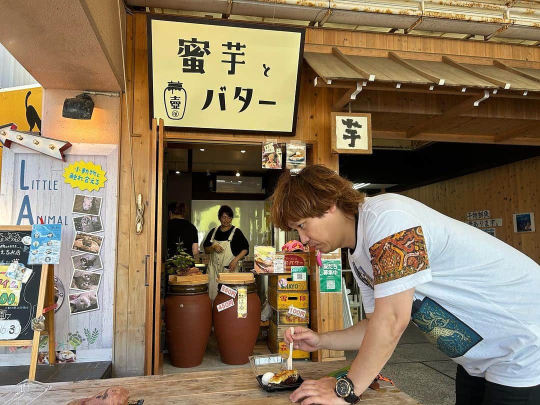 うえたけのインスタグラム：「作品タイトル「あと10分後にライブを控えている男👨」  #沼津港 #壺芋とバター  色々手違いがあったらしく店名が「蜜芋」になってますが、正しくは「壺芋とバター」です🧈  芋の旨みをスイーツに化けさせた名店✨ #ブリュレ サイコー٩( ᐛ )و  チーモンの白井さんはサツマイモNGらしいんですが、美味しいと言いながらペロリでした😋 呑気に食べてるから大丈夫かと思ったんですが、沼津ラクーンでライブが10分後に控えていて急いで帰ったのも良い思い出です♪笑 もちろんライブも間に合いましたよ🤣  是非とも沼津港寄った際はこちらのお店にもGO🎢」