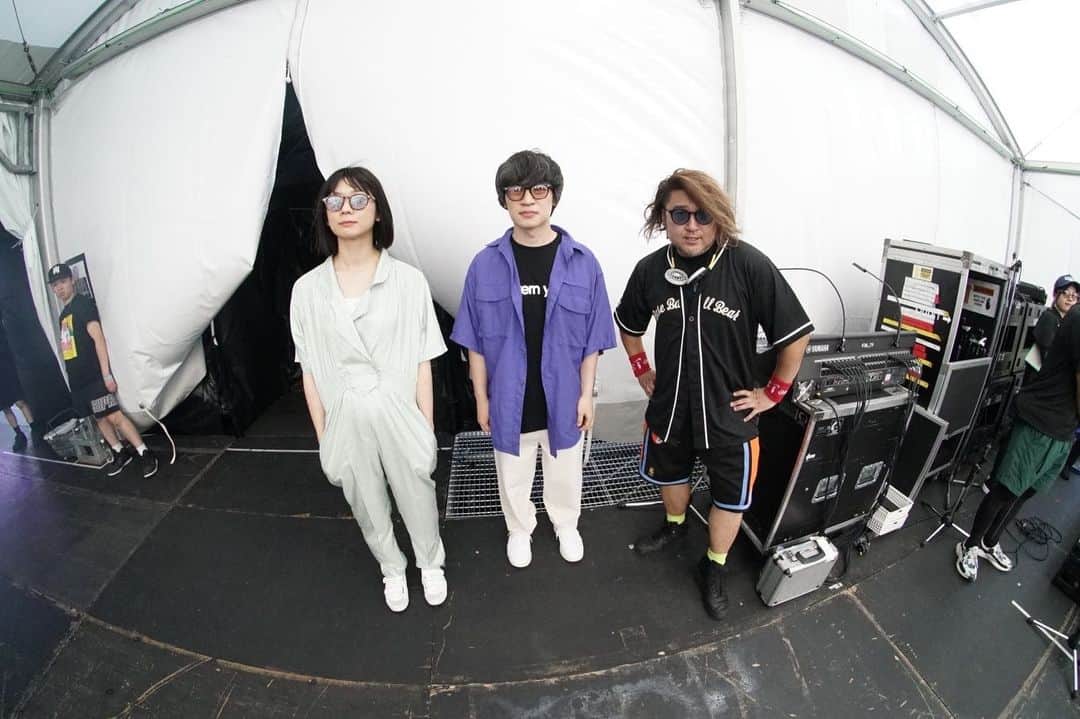 関根史織のインスタグラム：「2023.8.11  ROCK IN JAPAN FESTIVAL 2023  暑い中われわれのステージを観に来てくれた方々、ありがとうございました  われわれも暑い中がんばった  わたしのかけてるサングラスはこいちゃんのやつ  #baseballbear #rijf2023」