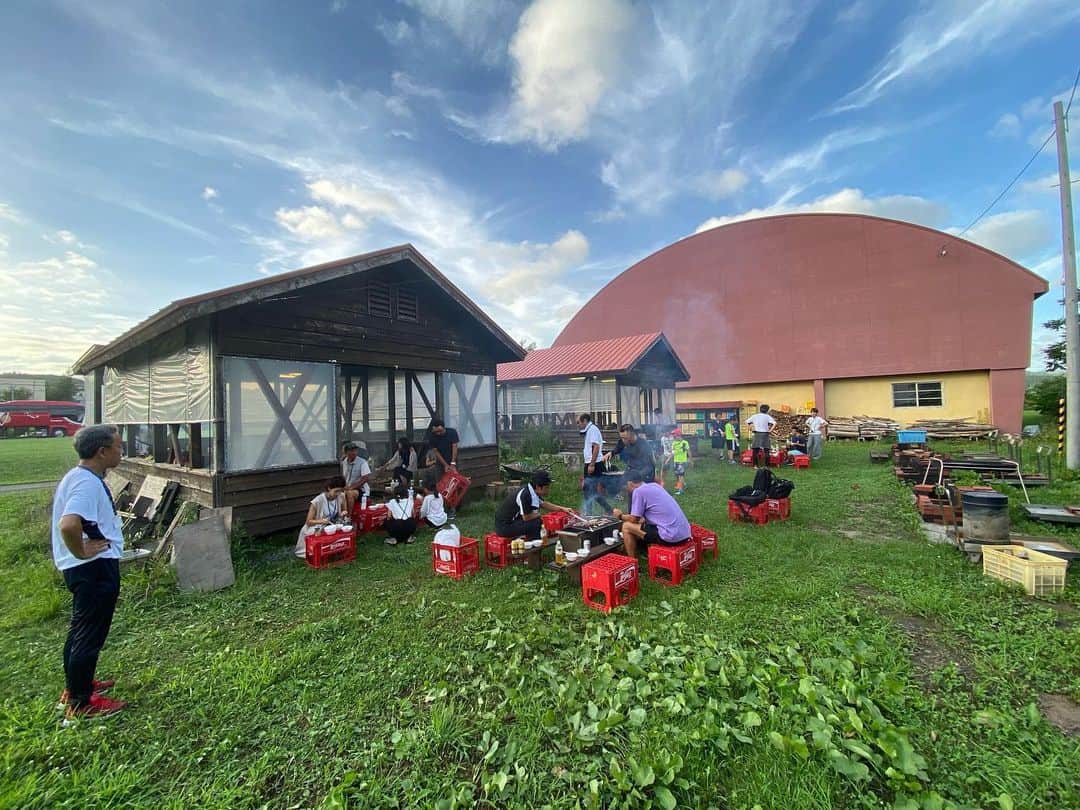 牧田和久さんのインスタグラム写真 - (牧田和久Instagram)「北海道・栗山町にてFM NACK5  79.5MHzさん主催のSummer Baseball Camp(野球教室)を行って来ました。 講師には篠塚和典さん(巨人) 片岡保幸さん(西武・巨人)と私と3人でした。 30人くらいの小学生と3日間、朝10時〜16時くらいまでみっちりと野球をしました。2日目には野球の後にBBQなどをして子供達や親御さん達と交流し楽しい3日間となりました。 #FMNACK5 #79.5MHz #SUMMERBASEBALLCAMP #北海道栗山町 #スポーツニッポン #スポニチプライム」8月11日 18時38分 - k.makita_53