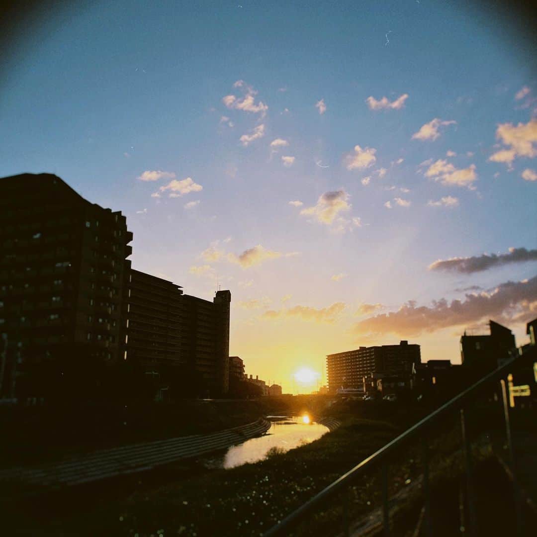 平部雅洋さんのインスタグラム写真 - (平部雅洋Instagram)「地元、母校、槇尾川サンセット。」8月11日 18時39分 - hirabechan_rggr