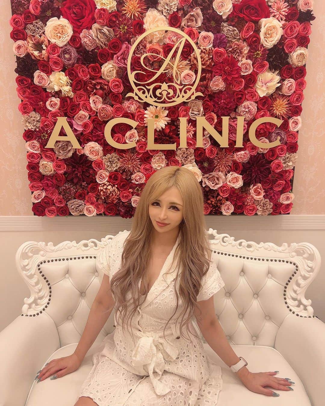 REIRAのインスタグラム：「「ACLINIC」池袋 @a_clinic_ikebukuro の @aclinic_yuzaki  柚崎院長先生のもとへ Aスレッドをやってもらいに 行ってきました✨  フェイスラインのたるみ ほうれい線など 年齢的にの出る部分が 気になっていたので 手術受けたあとは 痛みもほとんど無く その日にお化粧もできて フェイスラインが約15分くらいで スッキリと変身した状態で 帰宅する事ができました✨  クリニック🏥はとても綺麗で プライベート空間な かわいい清潔感の高いフロアで 先生やスタッフさんはとても優しく お話ができ安心して 手術を受けられるクリニックでした✨ ありがとうございます🥀  Aスレッドももちろんまた やりたいけど 他にも色々あって コリアンノーズも きになっちゃってます✨  #aスレッド #aclinic	 #aスレッド #糸リフト #aclinic #aclinic銀座 #aclinic横浜 #aclinic新宿 #aclinic名古屋#aclinic大阪 #aclinic池袋#aclinic福岡 #aclinic仙台#aクリニック #エークリニック#小顔 #スレッドリフト #小顔整形#たるみ改善#リフトアップ #美容外科 #美容皮膚科#美容クリニック #柚﨑一輝」