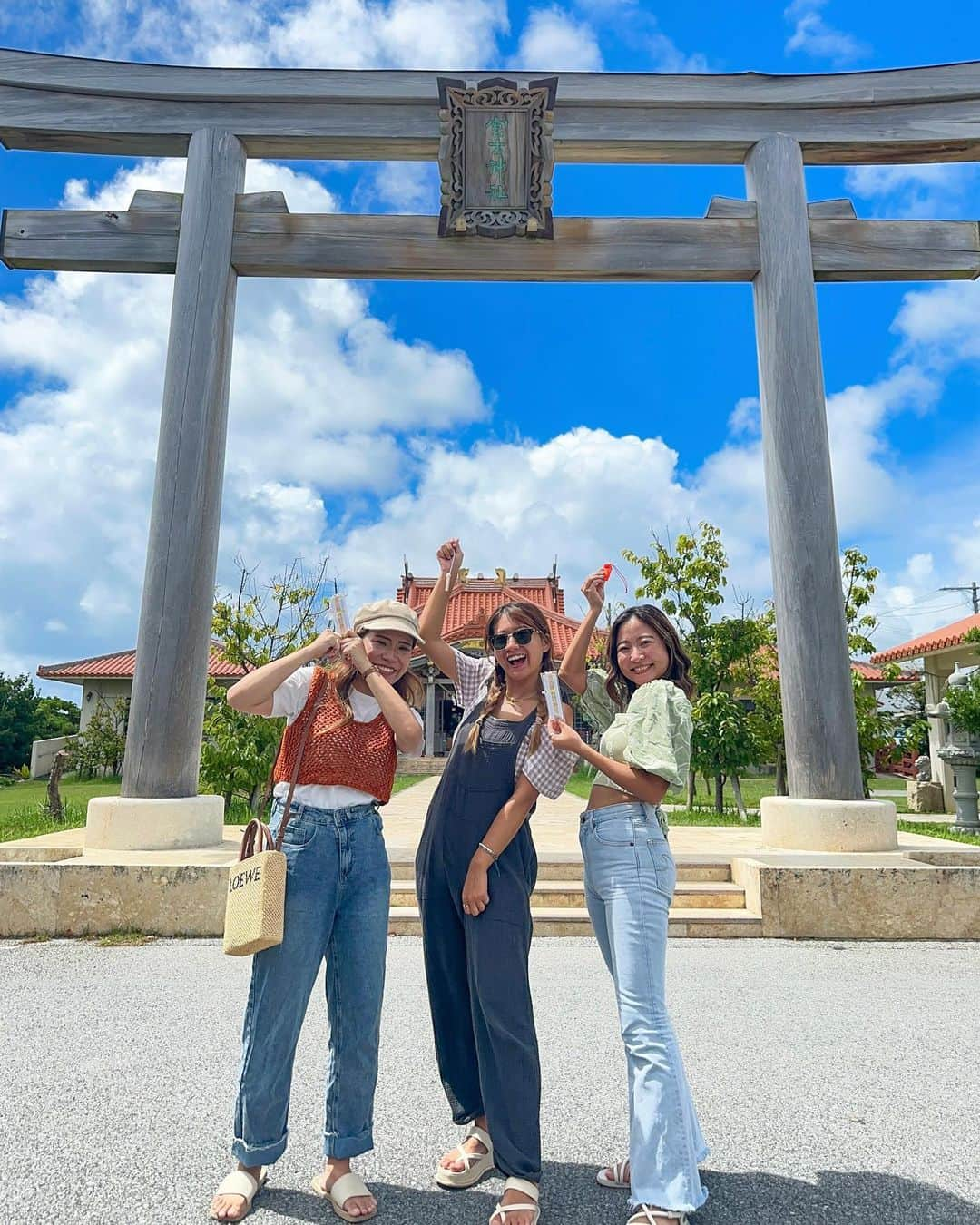 Riho kawaiのインスタグラム：「. 世界一周前に宮古神社でお参り⛩️ ⁡ ⁡ ⁡ 世界一周したあゆみ これから世界一周するこころとりほ🌏🚢💫 ⁡ ⁡ 世界一周行く前だからお金ないでしょって 言ってご飯とかランチ奢ってくれたり あゆみも行く前色んな人にお守りもらって 何事もなく帰ってこれたから効くよ！言って お守りプレゼントしてくれたり本当に本当に 友達に恵まれてるなぁと思った😭💕 本当に本当にありがとう！！✨ あゆみに続いて世界を見てくるね！！🌏 帰ってきたらたくさんたくさん話聞いて❤️‍🔥 ⁡ ⁡ ⁡ 出発まであと13日！！！ これから準備でバタバタだ〜🥺🥺 ⁡ ⁡ ⁡ ⁡ ⁡ 📍#宮古島 #宮古神社 📸#iphonecam ⁡ ⁡ ⁡ ⁡ ⁡ #miyako#miyakojima#海#沖縄#宮古島移住#島移住#島暮らし」