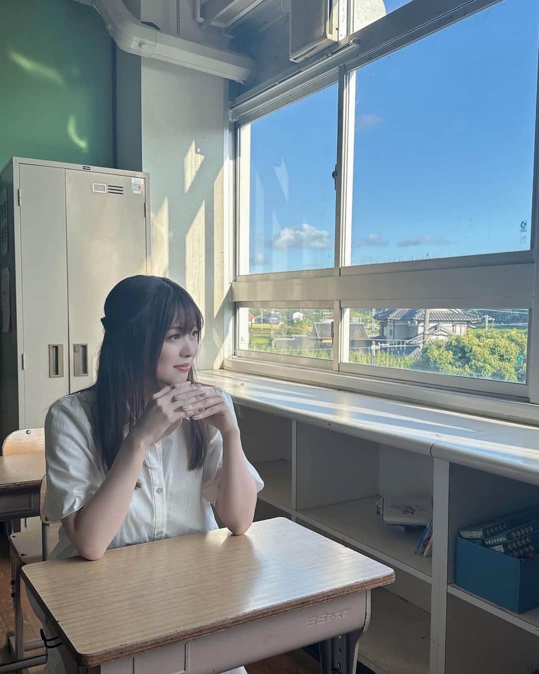 鈴木このみのインスタグラム：「学校の机ってこんな小さかったっけなぁ…☁️」