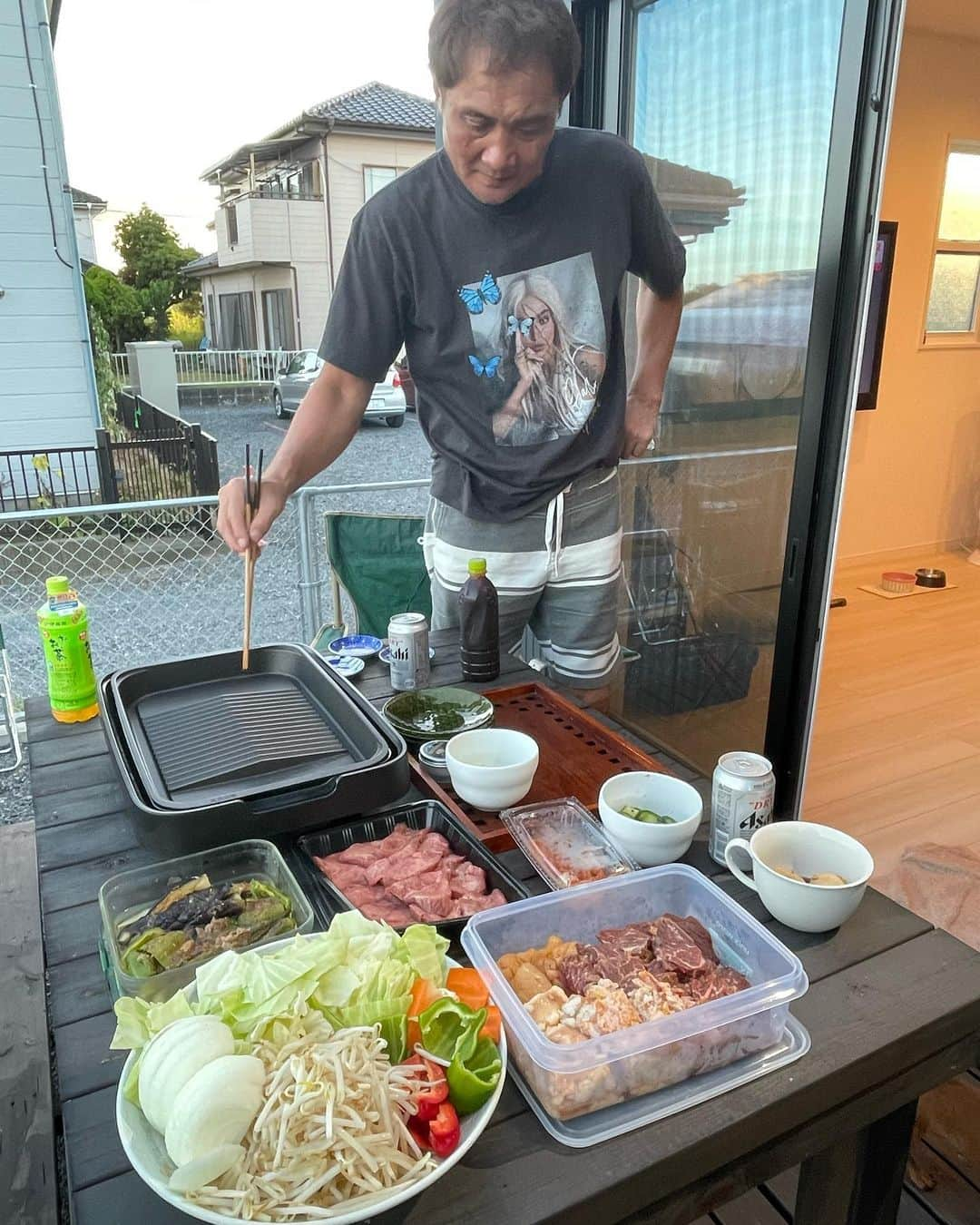 竹原慎二さんのインスタグラム写真 - (竹原慎二Instagram)「今日から夏休み 海へ行ったら遊泳禁止 #お盆休み #台風直撃 #遊泳禁止 #浸かるだけでも  #庭で夕食」8月11日 18時55分 - shinji__takehara