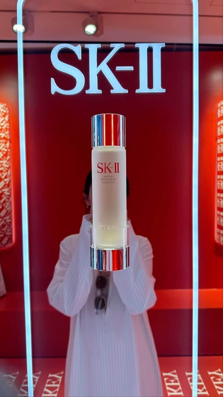 TOMOKAのインスタグラム：「先日　@skii のイベントに⛲️ 美容液は元々愛用してて他のラインナップも全部見れたのが圧巻でした✨ イベントの内装もみずみずしい感じがSKⅡらしくて素敵だった♡ 肌が綺麗な人はみんな使ってるイメージがあるので私も揃えていきたい😚  #skii #ピテラ #ピテラエッセンス #フェイシャルトリートメントエッセンス」