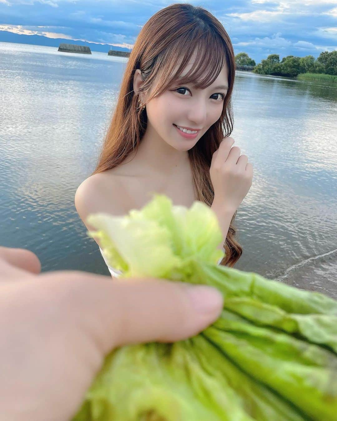 川本愛彩さんのインスタグラム写真 - (川本愛彩Instagram)「. 本日もお疲れさまです♡ まだまだ暑い日が続きますね☀︎ 私の夏休みもお盆まで 最後に琵琶湖で遊び心♡  遠近法撮影📷´- 野菜や くだものを使って撮ってみたよw １枚目は、サニーレタス🥬 ドレスに見えたら いいね♡コメントしてね🫶 . . . #遠近法 #撮影 #琵琶湖 #サニーレタス #ドレス風 #面白い #レタスドレス  #撮る方が難しい 笑」8月11日 19時04分 - aya_s.collection