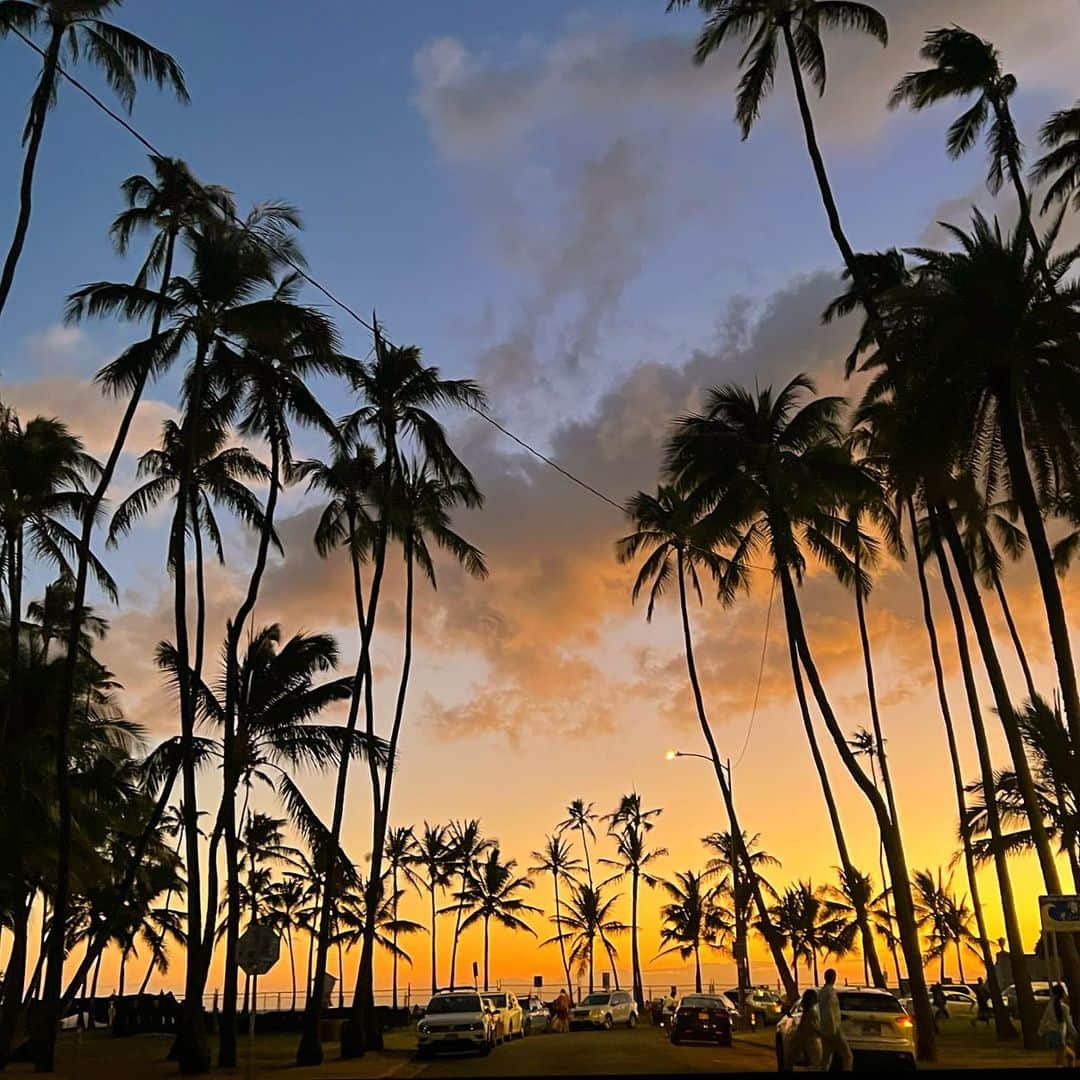 マキ・コニクソンさんのインスタグラム写真 - (マキ・コニクソンInstagram)「今日のカイマナビーチの 夕景と言うかマジックアワーだな✨✨  マジ綺麗だったぁ..🥹 生で見せたい。 思わずうっとりしてしまいました。  絶景ハワイのおすそ分け🤙🏼 マウイ島の火事が早く鎮火します様に。🙏🏻 なんか哀愁漂う夕景…  皆さん、マウイ島だけではなく ハワイ島コハラ・コーストでも 複数の地域で山火事が起こりました。  これ以上、 被害がでません様に… Pray for Maui and Big island   #エアハワイ🌺  #ハワイのおすそ分け🤙🏼  #マウイ島ハワイ島の山火事が完全に鎮火します様に #犠牲者がこれ以上出ません様に」8月11日 18時58分 - makikonikson