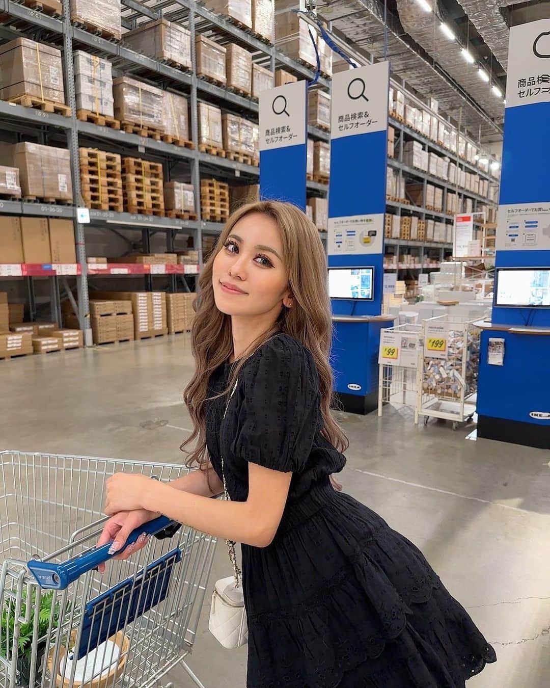 染谷リアナのインスタグラム：「IKEAって見てるだけで楽しいよね🛒🩶  eggサイン付き雑誌予約数バトル終了まで１週間きったよ〜💭 みんな｢りあな｣で予約してね💕︎ 6位以内にはいって巻頭企画絶対出たいからみんな協力お願いします🥺🥺」