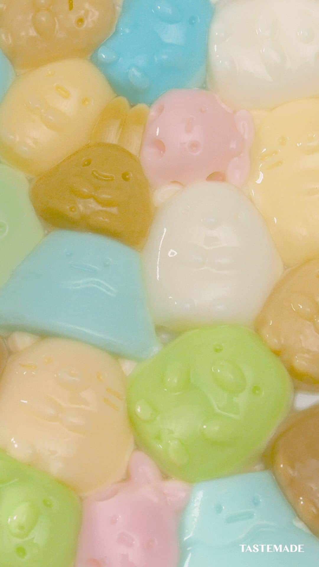 のインスタグラム：「【ぷるぷる】すみっコぐらしの仲間たちを揺らしてみた  みちみちに敷き詰められた動物たちに思わず笑みが溢れちゃう🤭 すみっコを求めてみんなで体を寄せあってるみたい...🤍 プルプル揺れてるのを見ると、疲れも悩みも吹き飛んじゃうかも💭  #テイストメイド #料理 #クッキング #料理動画 #グルメ動画 #簡単レシピ #おうちごはん #おうちカフェ #おうちスイーツ #おやつ  #手作りスイーツ  #アニメ #アニメ飯 #お菓子  #夏 #夏休み #夏レシピ #おもしろ動画 #フードアート #ゼリー #プリン #Jelly #pudding #すみっコぐらし #しろくま #ぺんぎん #とんかつ #sumikkogurashi」